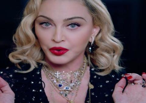 De muletas, Madonna participa de manifestações contra racismo