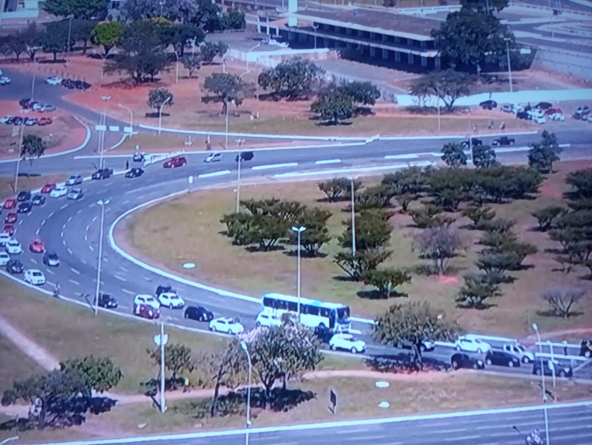 Em meio a disparada de casos de Covid-19, manifestantes tomam ruas em protesto pró e contra Bolsonaro