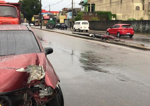 Após arrancar poste, motorista desaparece e abandona carro em avenida de Manaus