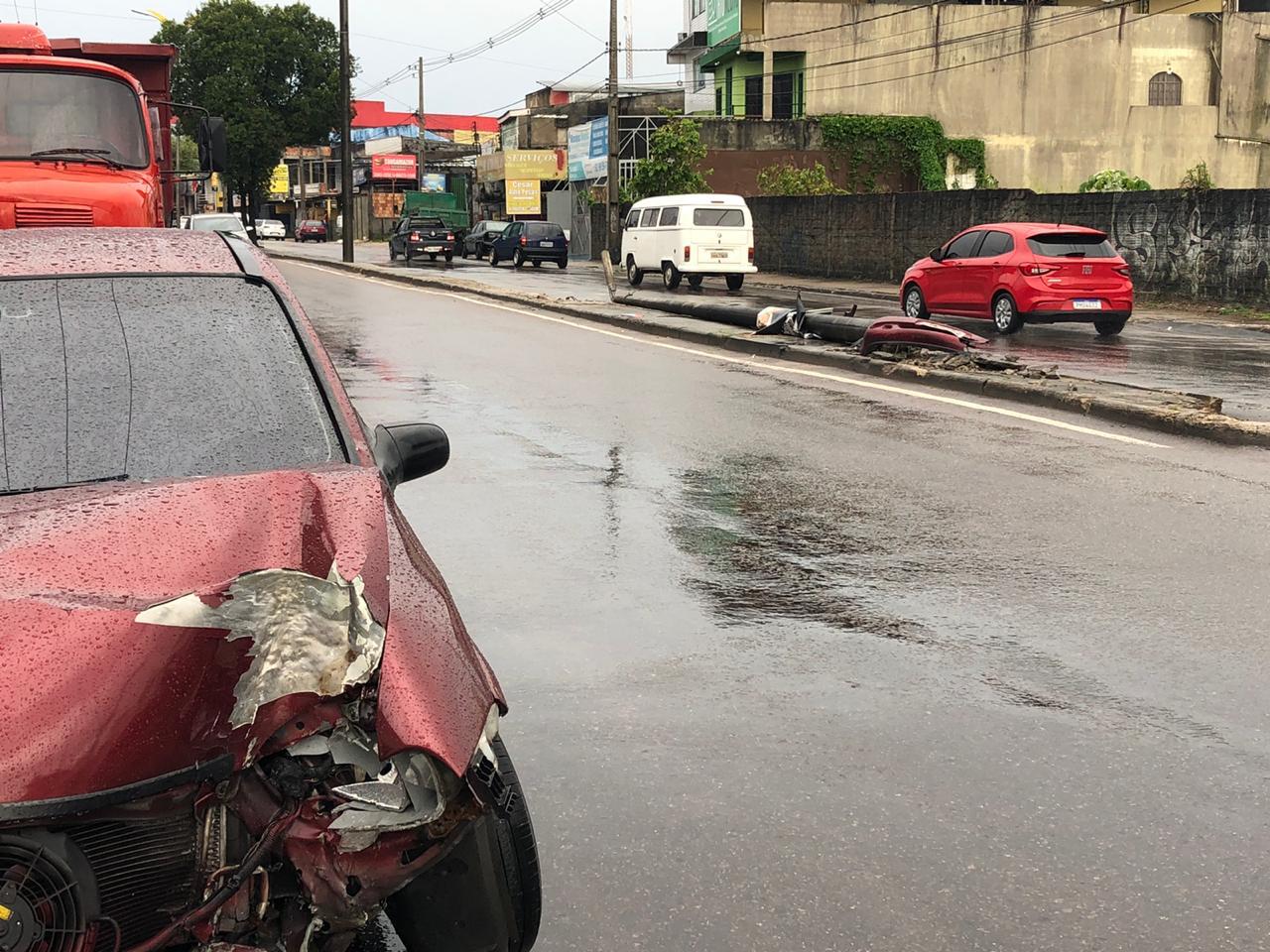 Após arrancar poste, motorista desaparece e abandona carro em avenida de Manaus