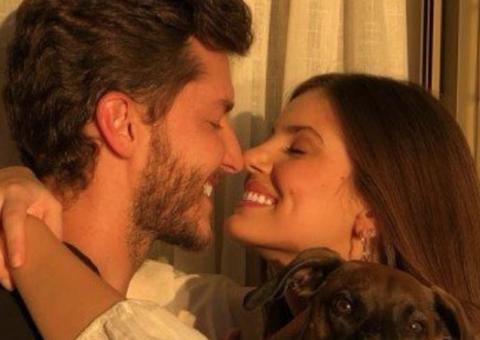 Camila Queiroz exalta Klebber Toledo como dono de casa e conta como relacionamento começou