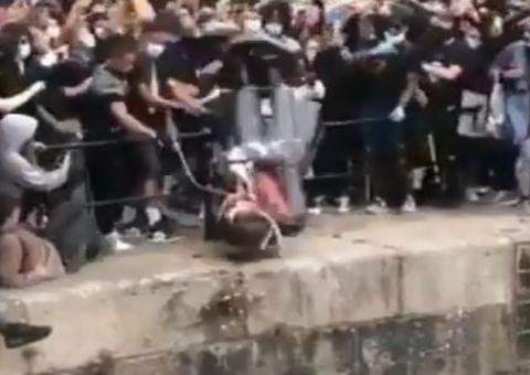 Manifestantes derrubam e jogam no rio estátua de traficante de escravos na Inglaterra 