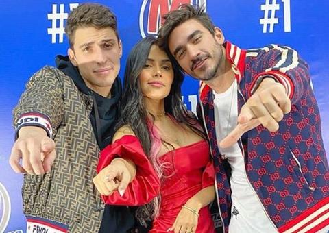 Vídeo: Flayslane deixa seio escapar durante live com Felipe Prior e Gui Napolitano 