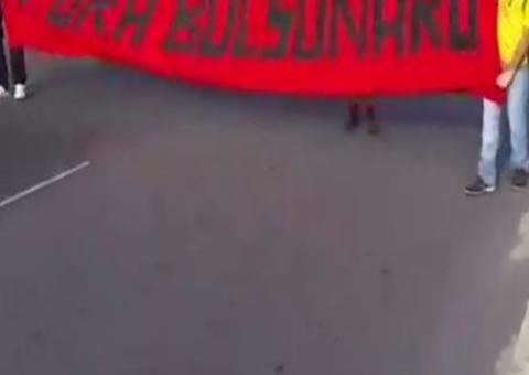 Manifestantes fazem protesto contra Bolsonaro em Manaus 