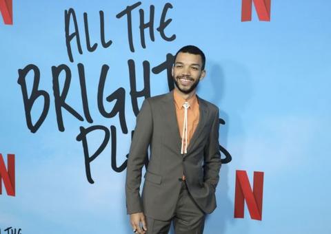 Ator Justice Smith assume namoro com Nicholas Ashe e desabafa sobre racismo