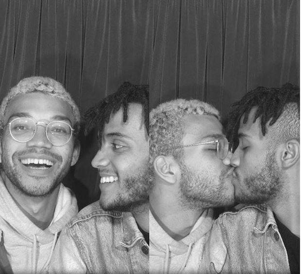 Ator Justice Smith assume namoro com Nicholas Ashe e desabafa sobre racismo