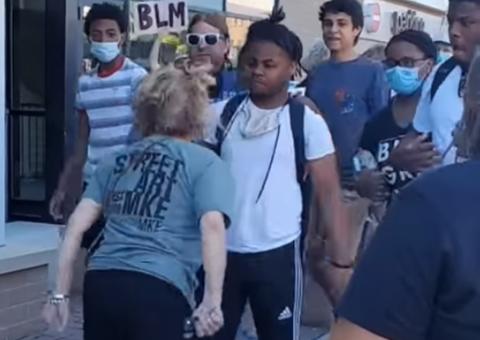 Idosa é acusada de cuspir em jovem negro durante manifestação; Ela foi detida 