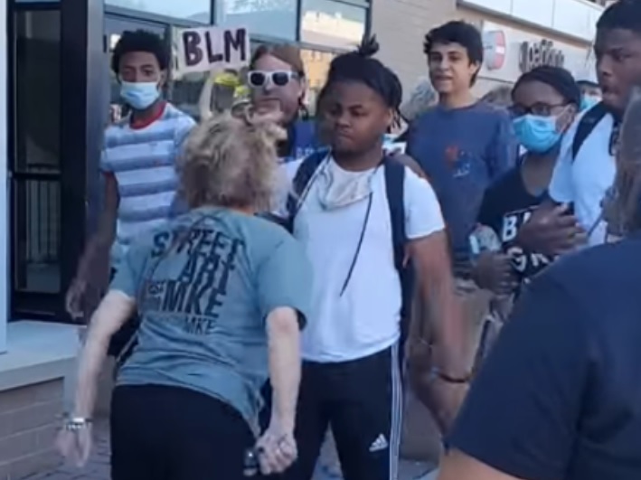 Idosa é acusada de cuspir em jovem negro durante manifestação; Ela foi detida 