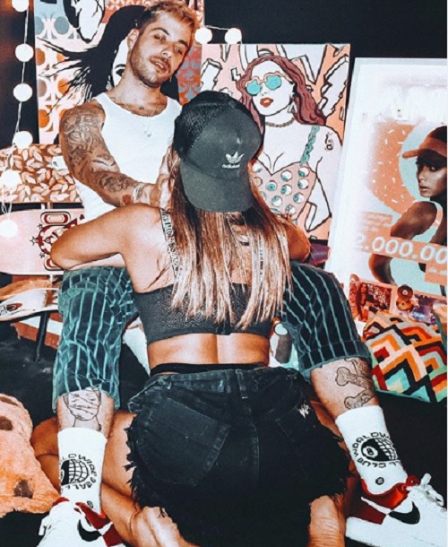 Ajoelhada, Anitta posa com Gui Araújo e causa alvoroço na web: 'bota para mamar'