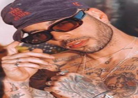 Ajoelhada, Anitta posa com Gui Araújo e causa alvoroço na web: 'bota para mamar'