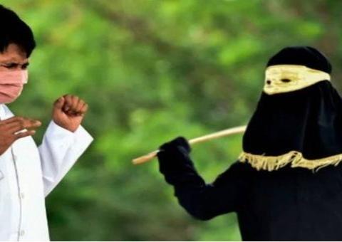 Com máscaras, namorados recebem chibatadas em praça; entenda