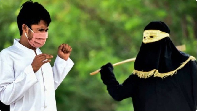 Com máscaras, namorados recebem chibatadas em praça; entenda