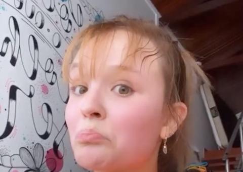 Larissa Manoela exibe barriga sarada após treino com personal das famosas