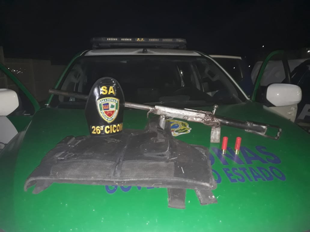 Polícia apreende arma de fogo e colete balístico em invasão de Manaus 