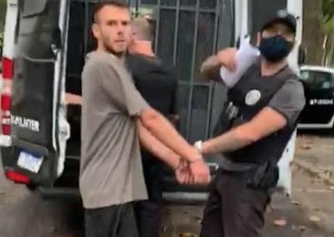 Suspeito de espancar a mãe até a morte estava preso horas antes do crime 