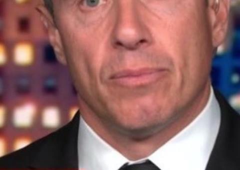 Apresentador da CNN aparece nu em live da esposa