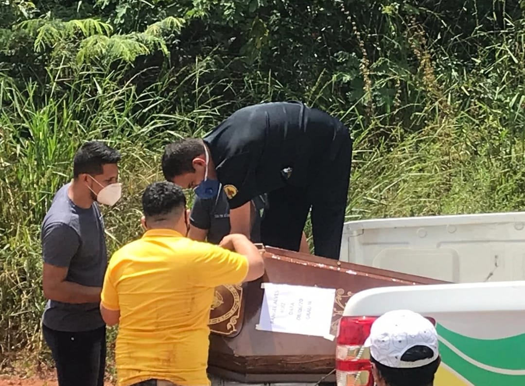 Carro funerário com corpo de médico vítima da Covid-19 capota na AM-070