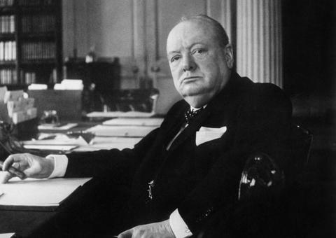  Manifestantes picham estátua de Winston Churchill em Londres 