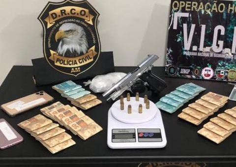 Supostos integrantes de facção são presos com armas e R$ 30 mil em  flutuante de Manaus