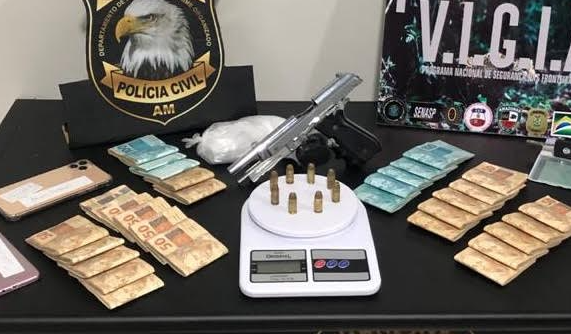 Supostos integrantes de facção são presos com armas e R$ 30 mil em  flutuante de Manaus