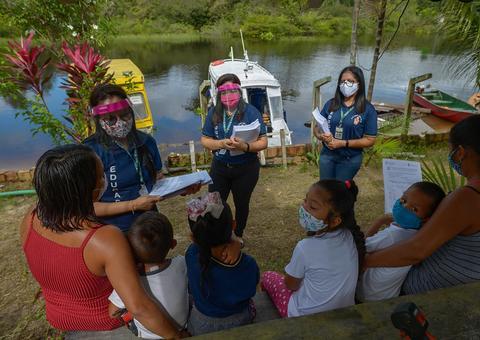 Com aulas suspensas, alunos de área ribeirinha recebem material didático impresso em Manaus