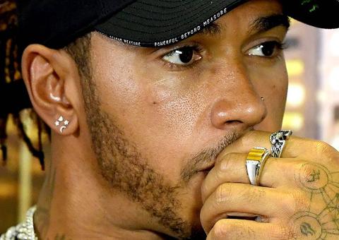 Lewis Hamilton doa objetos pessoais para leilão da Cruz Vermelha em combate ao coronavírus