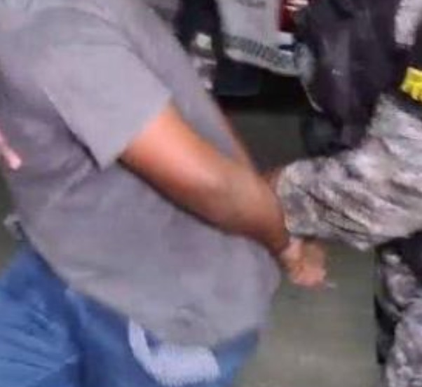 Com armas e mais de R$ 2,5 mil, homem é preso com carro roubado em Manaus