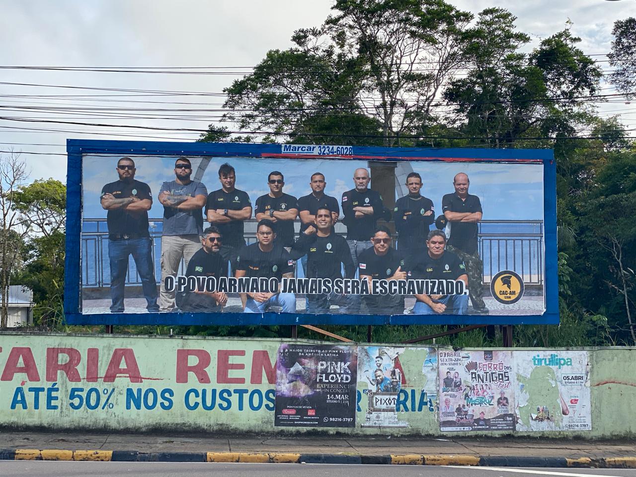 Atiradores surgem em outdoor com emblema militar fazendo apologia ao uso de armas em Manaus
