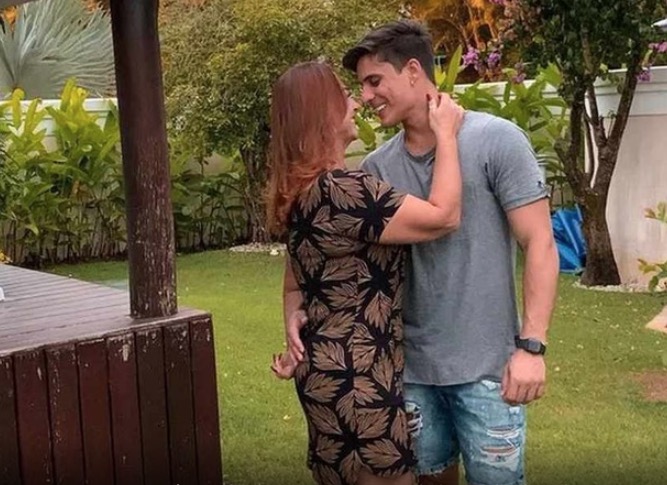 Mãe de Neymar continua namoro com Tiago Ramos após briga e áudios vazados