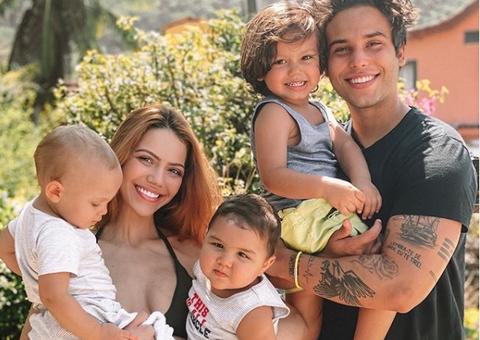 Mãe de três, Sarah Poncio surge com bebê e fãs suspeitam de barriga de aluguel