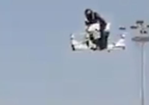 Moto voadora despenca de altura absurda durante teste; veja vídeo