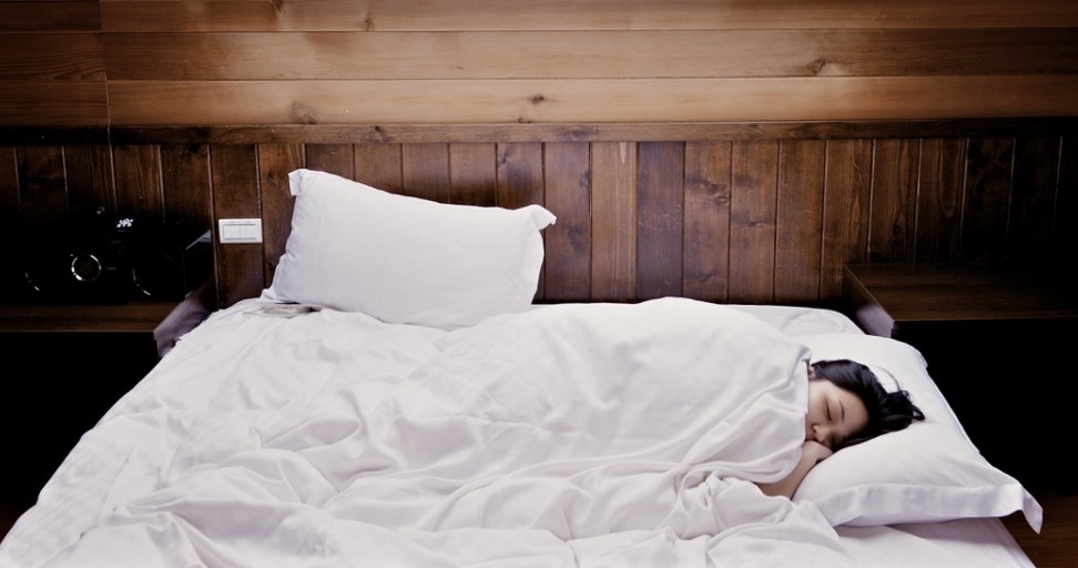 Qual é a melhor posição de dormir para quem tem dores nas costas?