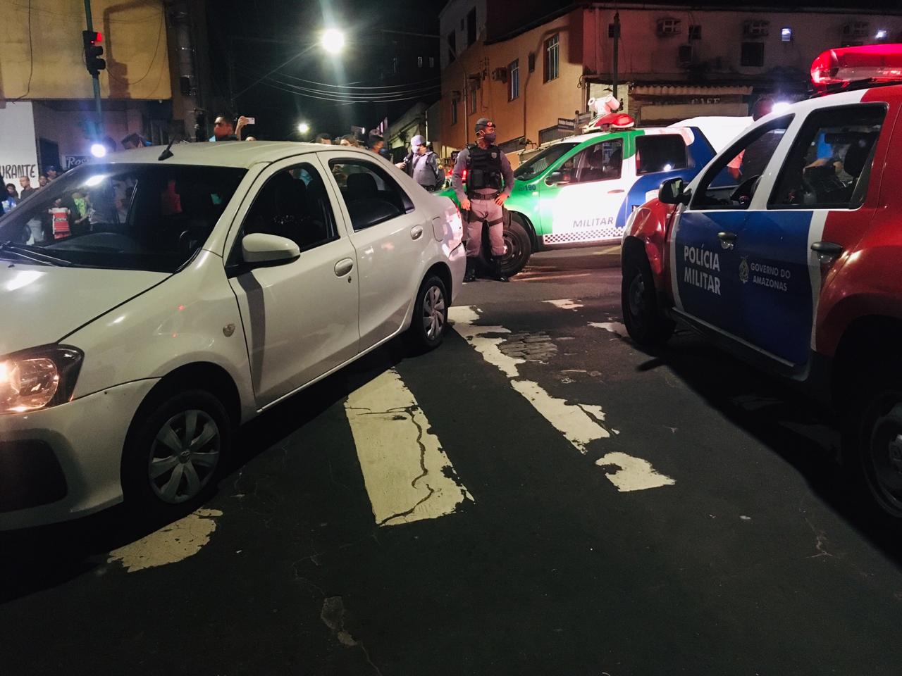 Homem é encontrado morto dentro de carro no Centro de Manaus 