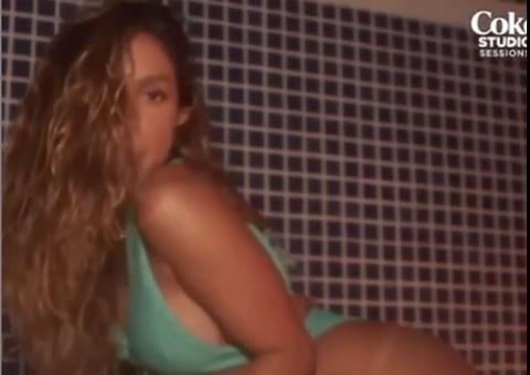 De lambida sexy a esfregação com namorado, veja vídeos da live ‘picante’ de Anitta 