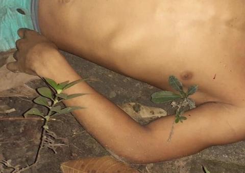 Adolescente é executado a tiros e tem corpo abandonado no meio de avenida em Manaus