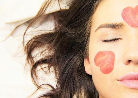 Psoríase e aumento de espinhas na pandemia? Dermatologista dá dicas