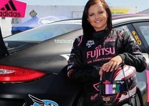 Ex-pilota de automobilismo vira modelo pornô e fatura R$ 430 mil por mês