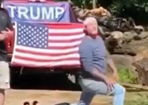 Dupla é punida após zombar de morte de George Floyd 