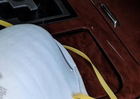 Menina acha 'sutiã' no carro do pai e cria confusão na família