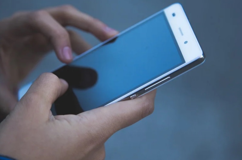 Mulher finge desmaio para escapar da morte durante encontro marcado por aplicativo 