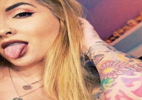 Ex-BBB Clara Aguilar mostra bumbum ao posar nua na varanda