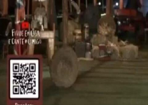 Cantor vira meme ao ser levado embora durante show: 'oi live, tchau live'