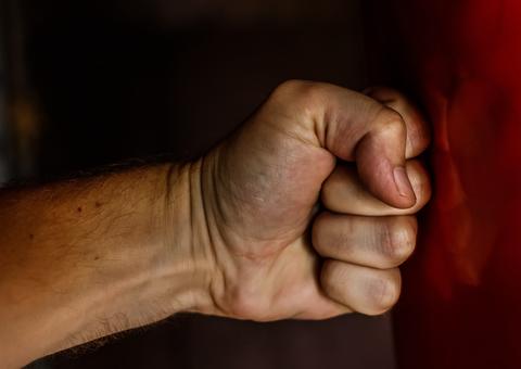 Em Manaus, homem dá surra e tenta matar a própria mãe dentro de casa