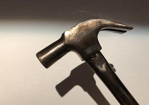 Filho tenta matar mãe a marteladas após ela se recusar a pagar conta em motel em Manaus