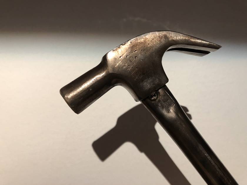 Filho tenta matar mãe a marteladas após ela se recusar a pagar conta em motel em Manaus