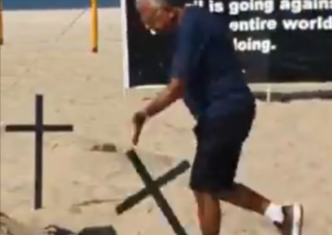 Homem derruba cruzes e ataca homenagem a vítimas da Covid-19 no Rio