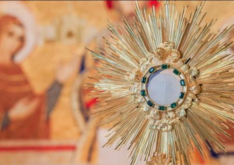 Sem procissão, Corpus Christi é celebrado com carreatas e missas virtuais no país