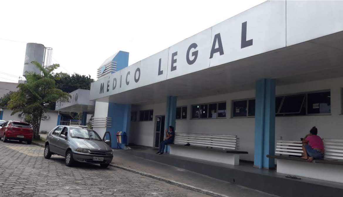 No dia de Corpus Christi, mulher encontra corpo enrolado em tapete no quintal de sua casa em Manaus