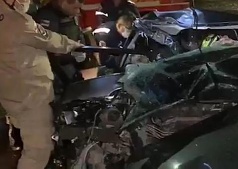 Acidente chocante faz mulher ficar presa nas ferragens de carro em Manaus 