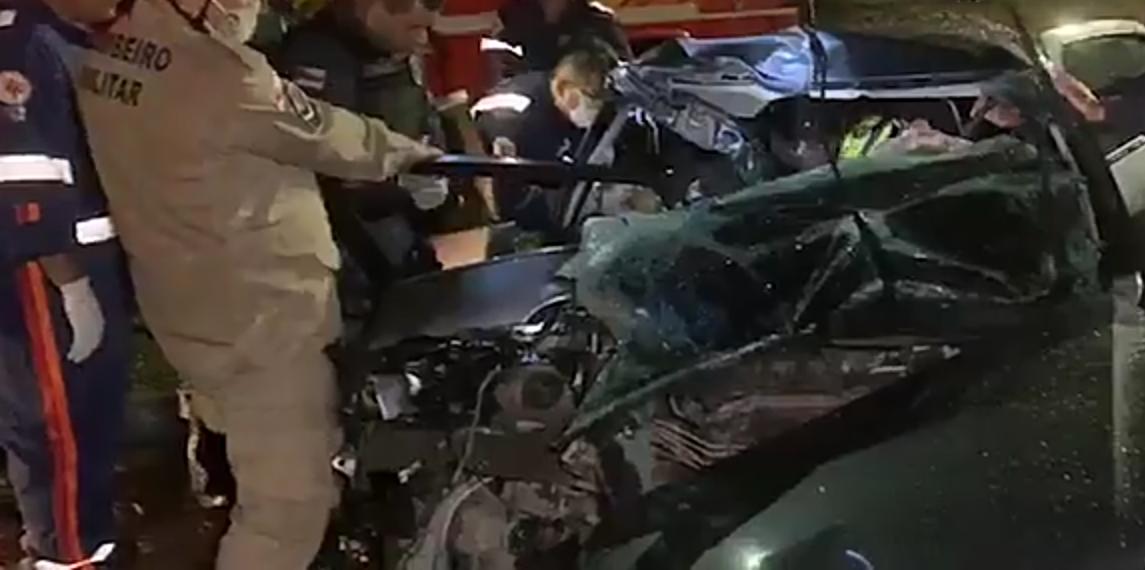 Acidente chocante faz mulher ficar presa nas ferragens de carro em Manaus 